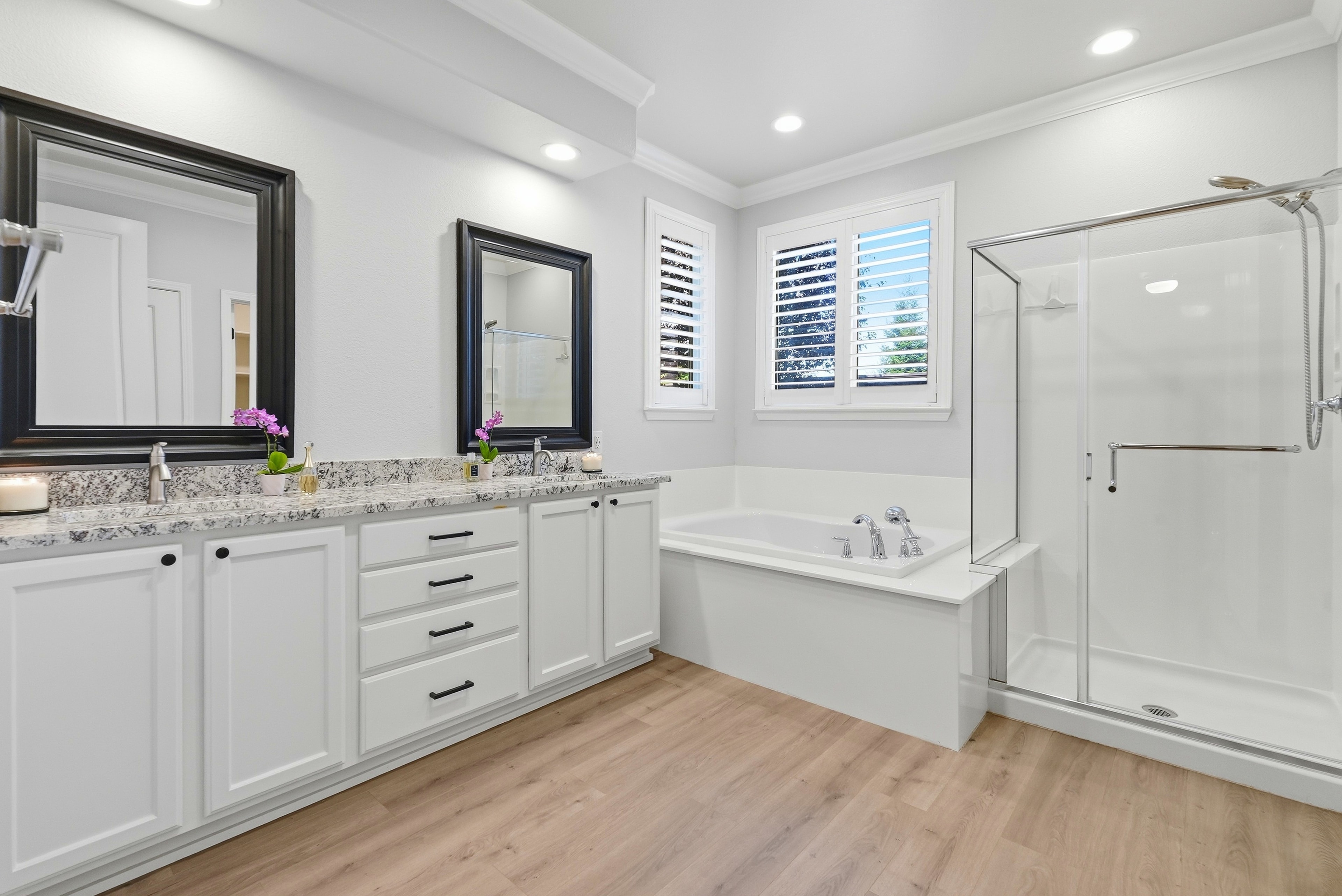 Master bathroom with double vanity, soaking tub and walk-in shower